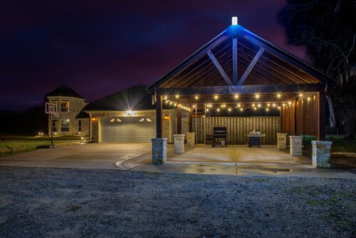 Chick & Modern Getaway Ranch - Lake Livingston View!