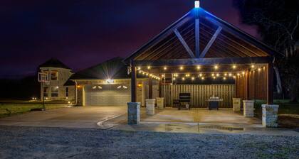 Chick & Modern Getaway Ranch - Lake Livingston View!