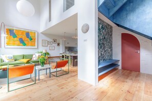 Fernseher, Bücher, Arbeitsbereiche