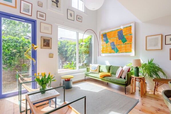 Télévision, livres, espaces bureaux