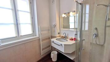 Dusche, Haartrockner, Bidet, Handtücher