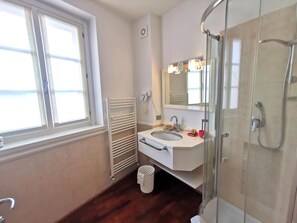 Shower, hair dryer, bidet, towels