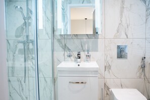 Shower, towels, toilet paper - Stunning 2-bed Ground Floor Flat in Birmingham (Birmingham)