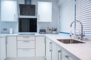 Fridge, microwave, oven, stovetop - Stunning 2-bed Ground Floor Flat in Birmingham (Birmingham)