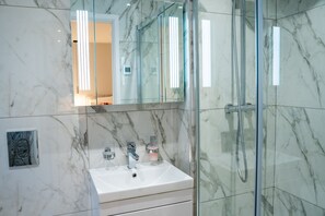 シャワー、タオル、トイレットペーパー