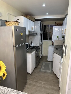 Refrigerador, microondas, horno, placa de cocina
