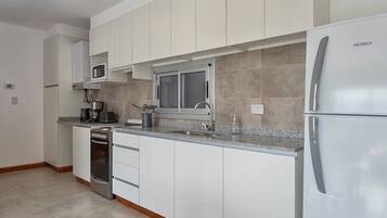 Refrigerador, microondas, horno, placa de cocina