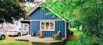 The Eyrie - Peaceful sanctuary steps from the beach and provincial park!