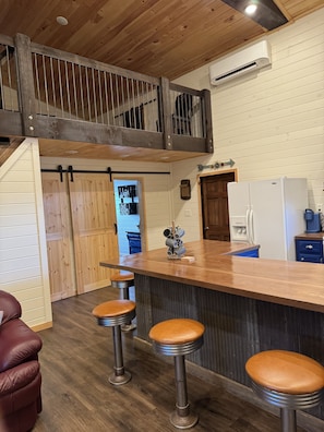 Interior - Cozy 2-bedroom cabin with WiFi, AC in welcoming Jamestown (Jamestown)