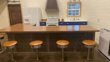 Fridge, oven, stovetop, coffee/tea maker