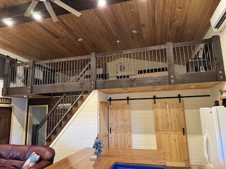 Interior. Cozy 2-bedroom cabin with WiFi, AC in welcoming Jamestown