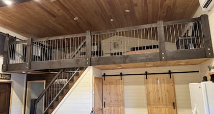 Cozy 2-bedroom cabin with WiFi, AC in welcoming Jamestown