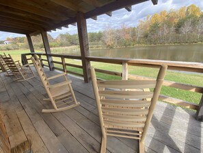 Terrace/patio - Cozy 2-bedroom cabin with WiFi, AC in welcoming Jamestown (Jamestown)