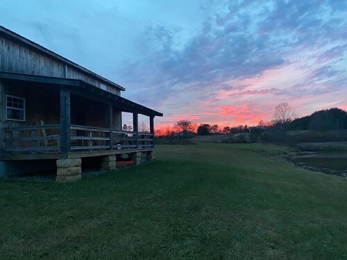 Cozy 2-bedroom cabin with WiFi, AC in welcoming Jamestown