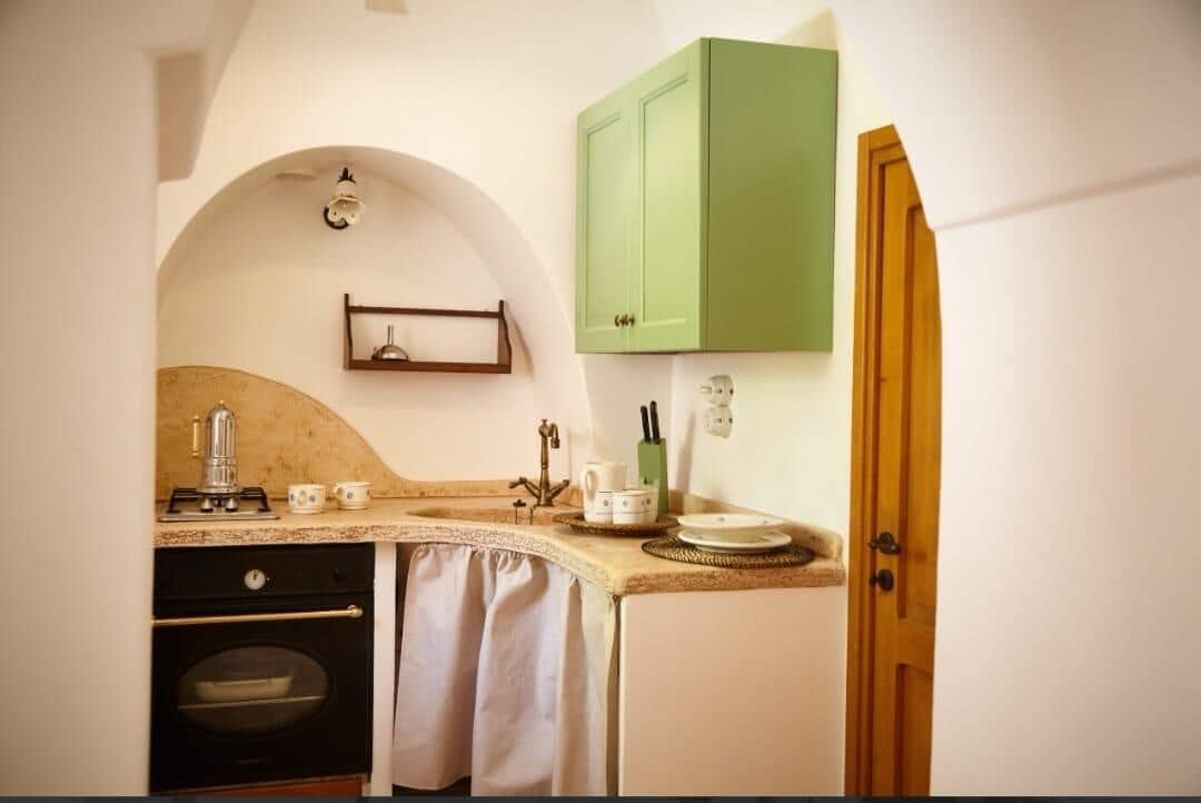 Kühlschrank, Ofen, Herdplatte, Wasserkocher mit Kaffee-/Teezubehör