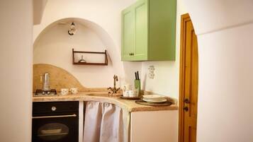 Kühlschrank, Ofen, Herdplatte, Wasserkocher mit Kaffee-/Teezubehör