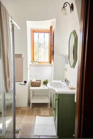 Bruser, hårtørrer, bidet, håndklæder