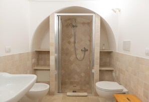 Een douche, handdoeken