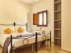 2 bedrooms, iron/ironing board, travel cot, free WiFi
