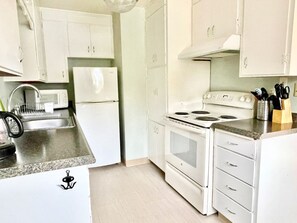 Kjøleskap, mikrobølgeovn, ovn og kokeplater