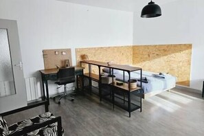 Desk, iron/ironing board, WiFi, bed sheets