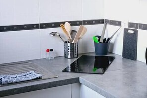 Réfrigérateur, micro-ondes, four, cafetiÚre/bouilloire