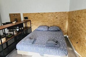 Desk, iron/ironing board, WiFi, bed sheets