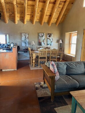 Smart TV, fireplace, books - Special Rates-Private Taos Home. Beautiful Oasis. (El Prado)