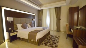 Apartamento superior, 1 quarto | Cofres nos quartos, cortinas blackout, ferros/tábuas de passar roupa