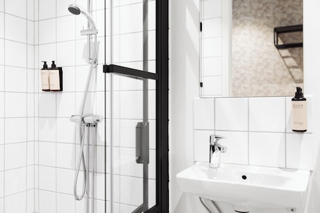 Shower, hair dryer, towels, soap. Gibsons Hotell