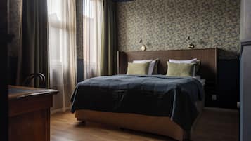 Dubbelrum eller tvÄbÀddsrum - utsikt mot innergÄrden | Skrivbord, arbetsyta för laptop, gratis wi-fi och sÀngklÀder