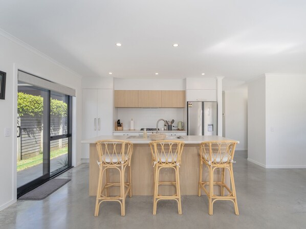 Fridge, microwave, dishwasher, coffee/tea maker - Blue Skies - Whitianga Holiday Home (Whitianga)