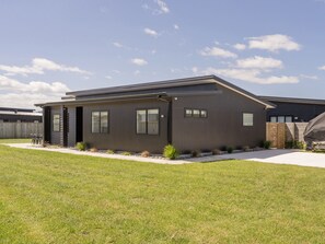 Exterior - Blue Skies - Whitianga Holiday Home (Whitianga)