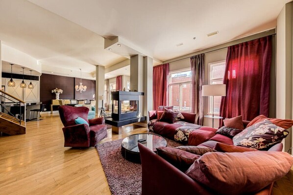 TV, fireplace