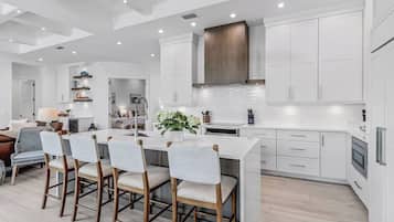 Kylskåp, mikrovågsugn, ugn och spishäll