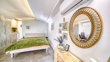 Tabla de planchar con plancha, wifi gratis y ropa de cama