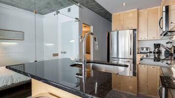 Een koelkast, een microgolfoven, een oven, een kookplaat