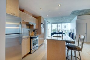 Fridge, microwave, oven, stovetop - Les Immeubles Charlevoix - 760210 (Ville de Québec)