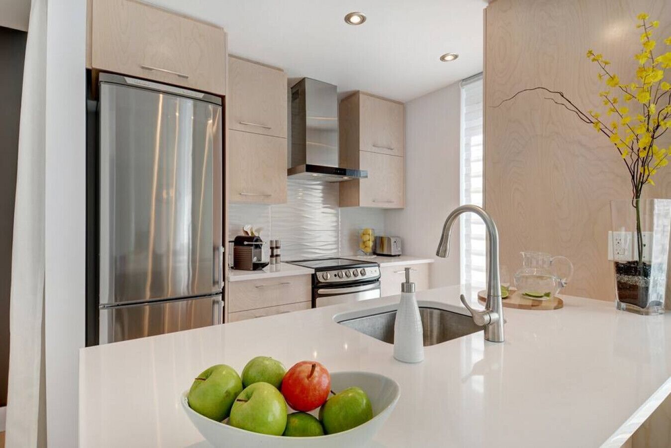 Jääkaappi, mikroaaltouuni, uuni, liesi