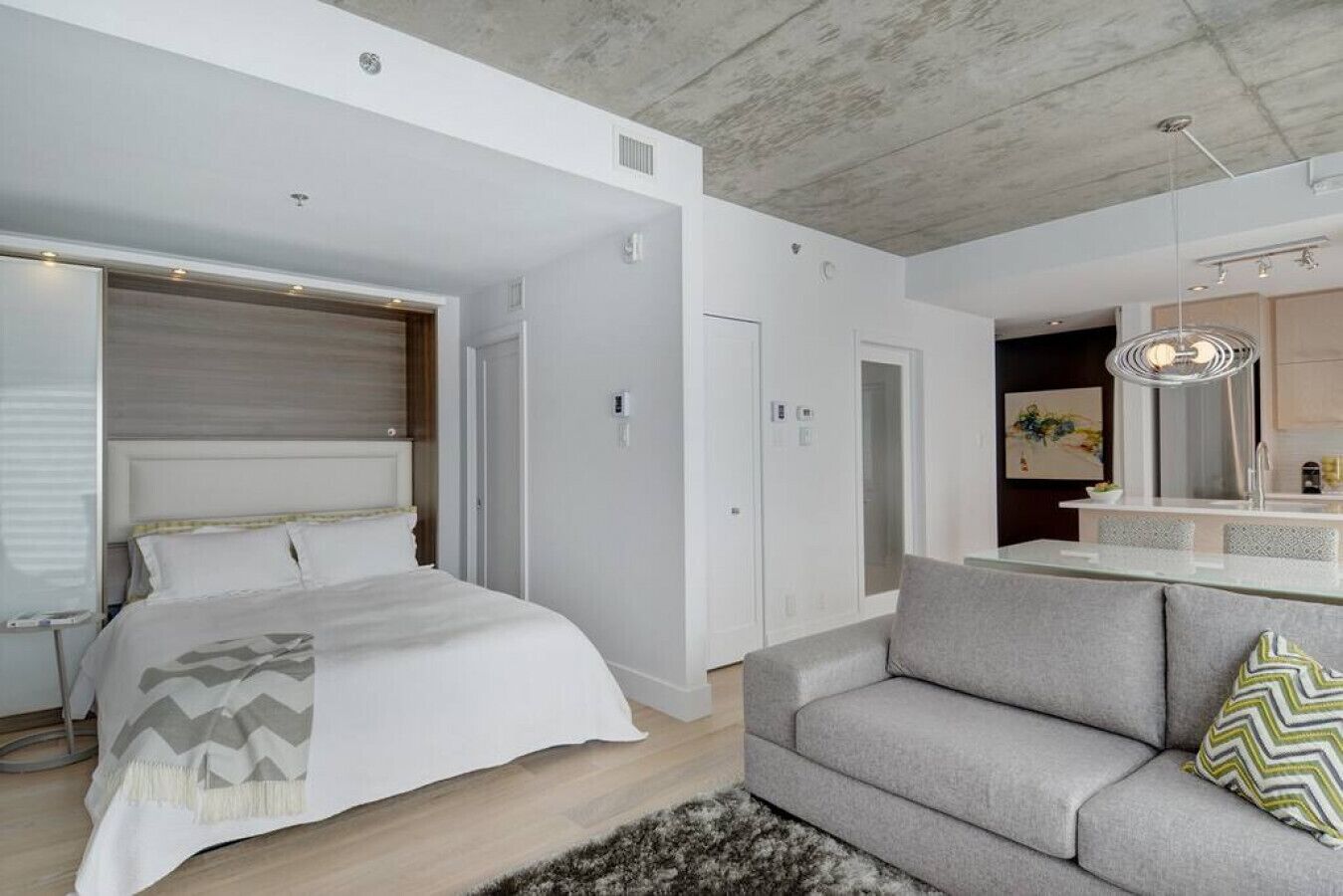 Silitysrauta/-lauta, Wi-Fi, vuodevaatteet