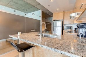 Fridge, microwave, oven, stovetop - Les Immeubles Charlevoix - 760309 (Ville de Québec)