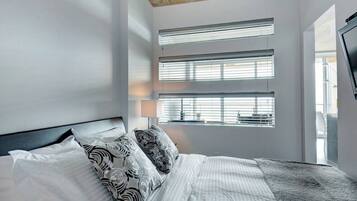 1 dormitorio, tabla de planchar con plancha, wifi y ropa de cama