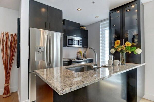 Jääkaappi, mikroaaltouuni, uuni, liesi