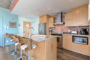 Een koelkast, een magnetron, een oven, een kookplaat