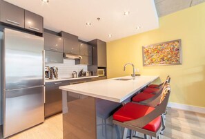 Réfrigérateur, four à micro-ondes, un four, surface de cuisson