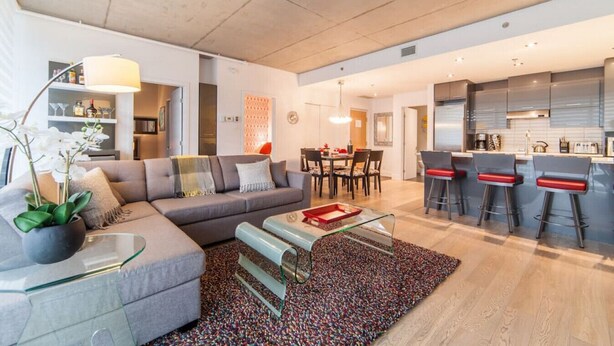 Un apartamento moderno con sala de estar, comedor y cocina.