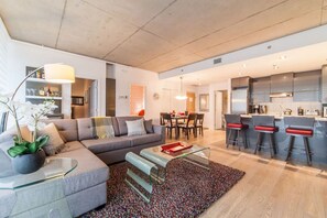 Un apartamento moderno con sala de estar, comedor y cocina.