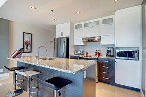 Geladeira, micro-ondas, fogão, cooktop