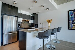 Fridge, microwave, oven, stovetop - Les Immeubles Charlevoix - 760516 (Ville de Québec)