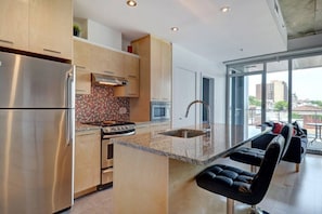 Fridge, microwave, oven, stovetop - Les Immeubles Charlevoix - 760605 (Ville de Québec)